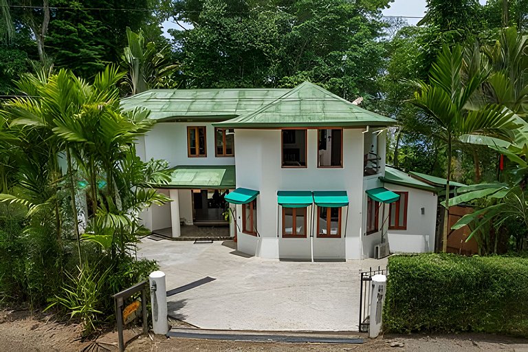 Private Jungle Home Surrounded by 2 Creeks