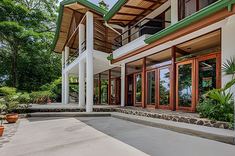 Private Jungle Home Surrounded by 2 Creeks