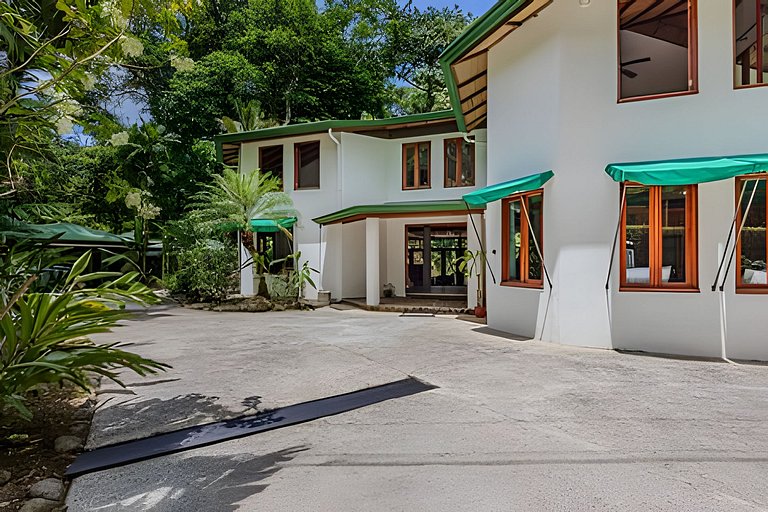 Private Jungle Home Surrounded by 2 Creeks